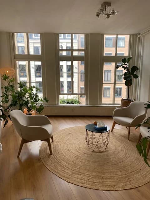 Therapiekamer Amsterdam Centrum met uitzicht op de Spuistraat