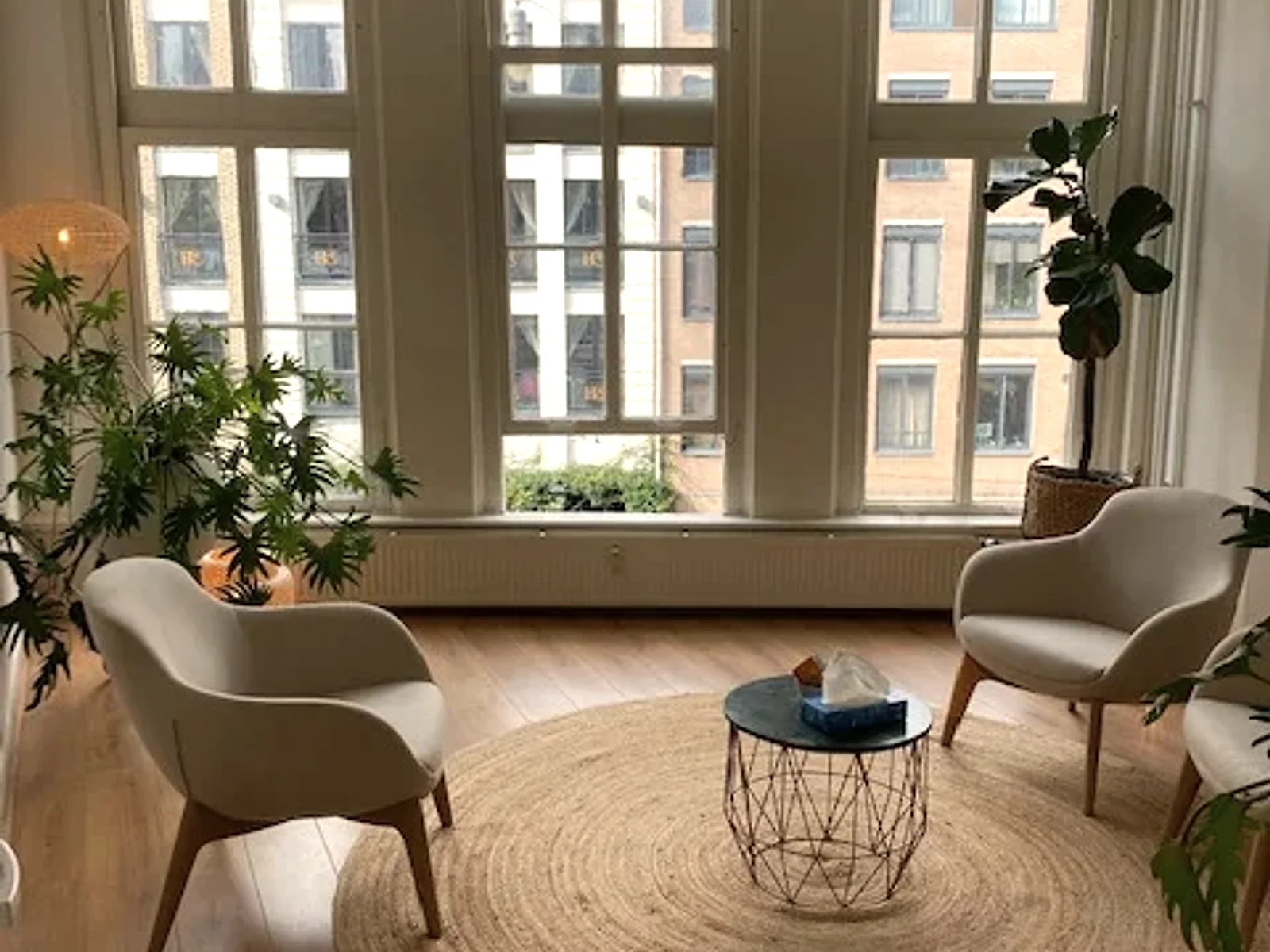 Therapiekamer Amsterdam Centrum met uitzicht op de Spuistraat