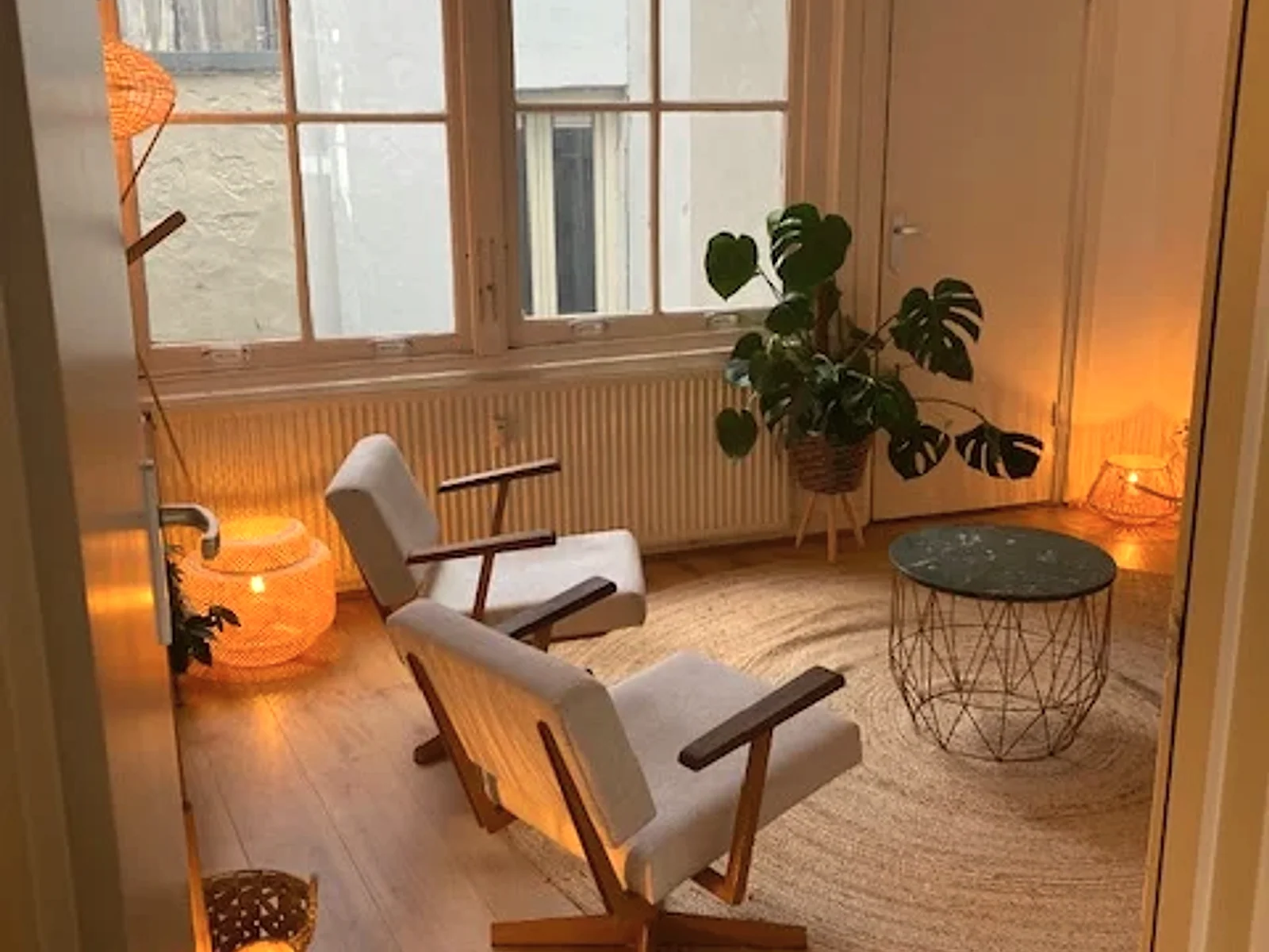 Sfeervolle therapiekamer met warme verlichting