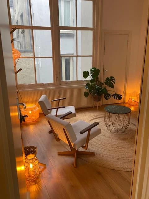 Sfeervolle therapiekamer met warme verlichting