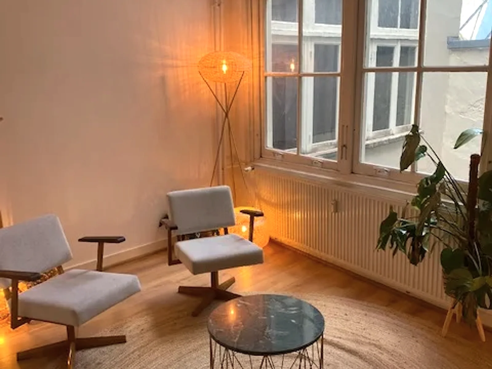 Rustige therapiekamer met design stoelen