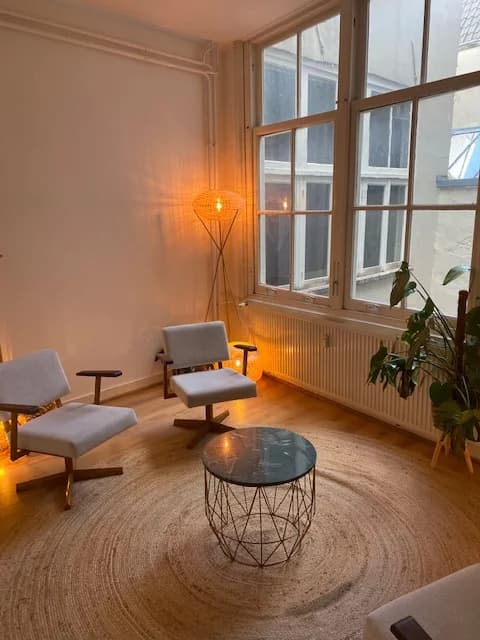 Rustige therapiekamer met design stoelen