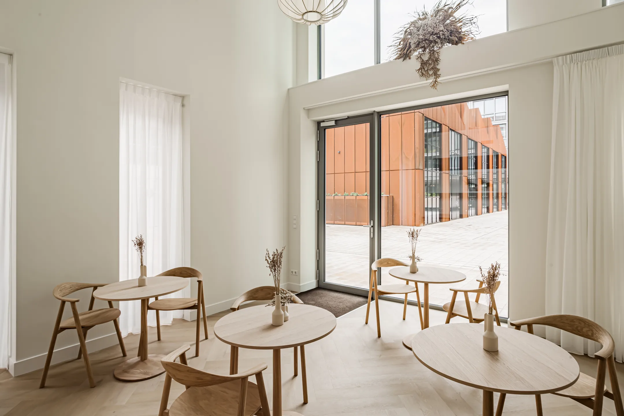 Lichte wachtruimte met uitzicht op de tuin