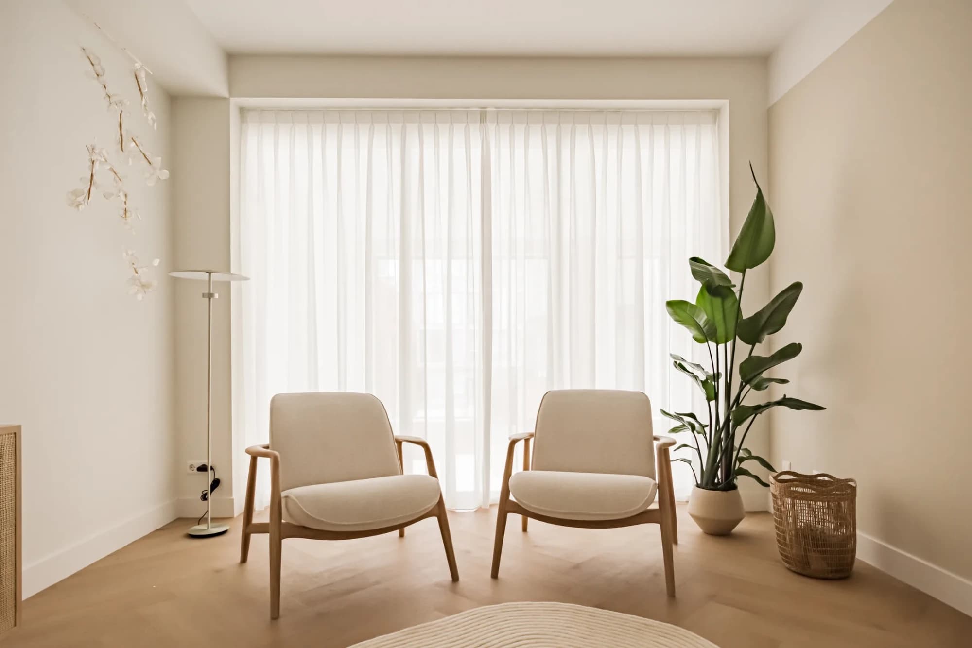 Therapiekamer met twee fauteuils voor een licht raam