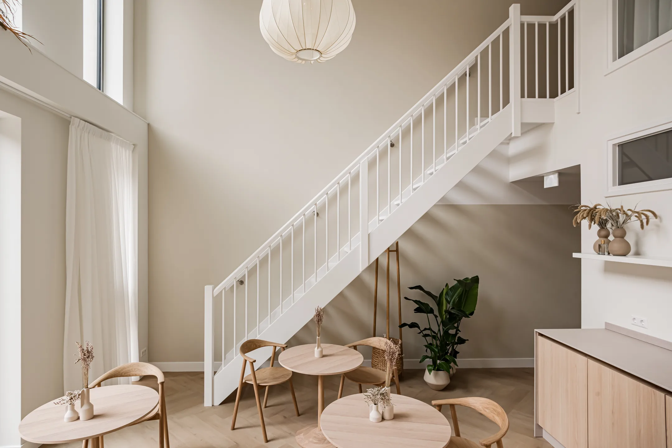 Stijlvolle wachtruimte met hoge plafonds en houten meubels