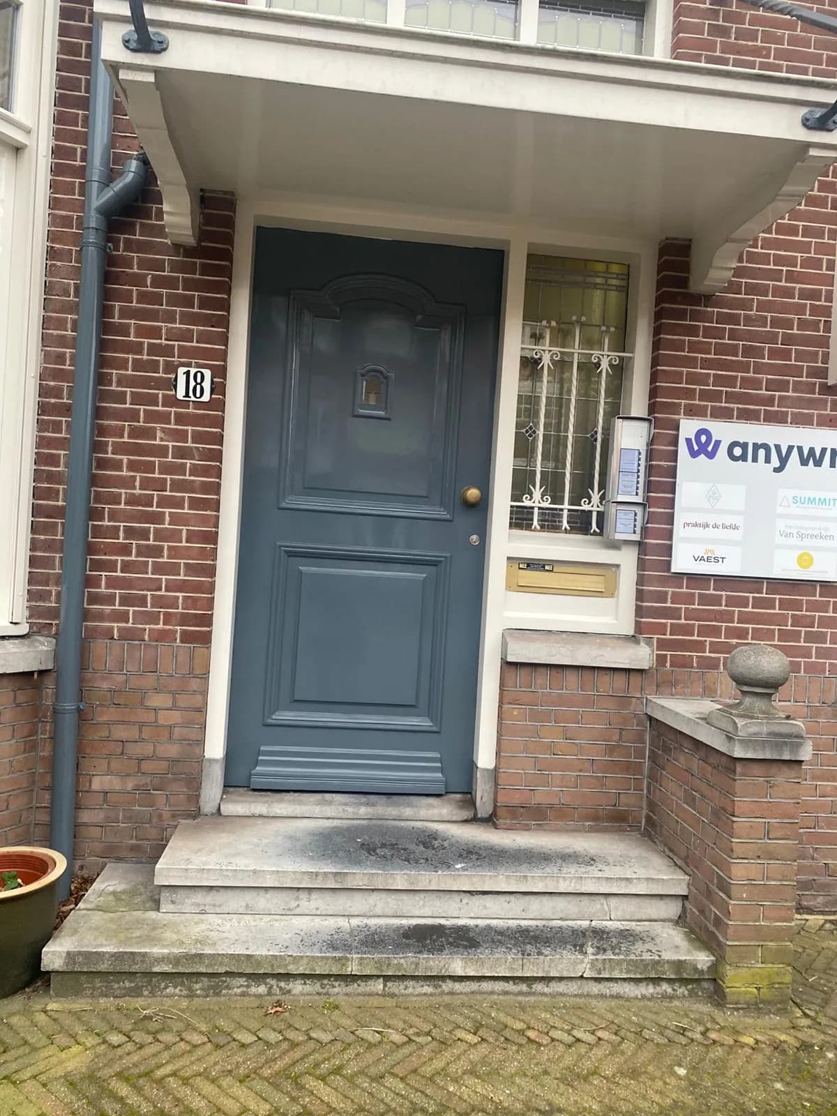 Voordeur van de praktijk aan de Kennemerplein 10 in Haarlem