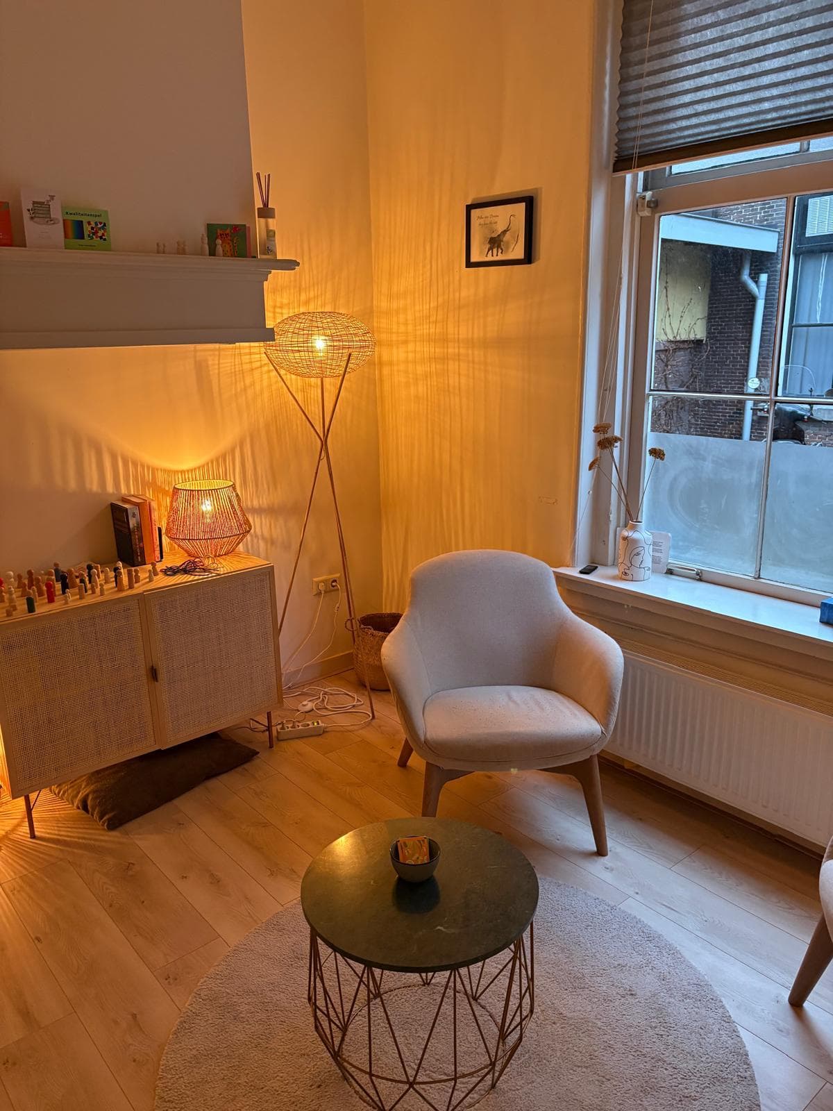 Warme therapiekamer met sfeerverlichting