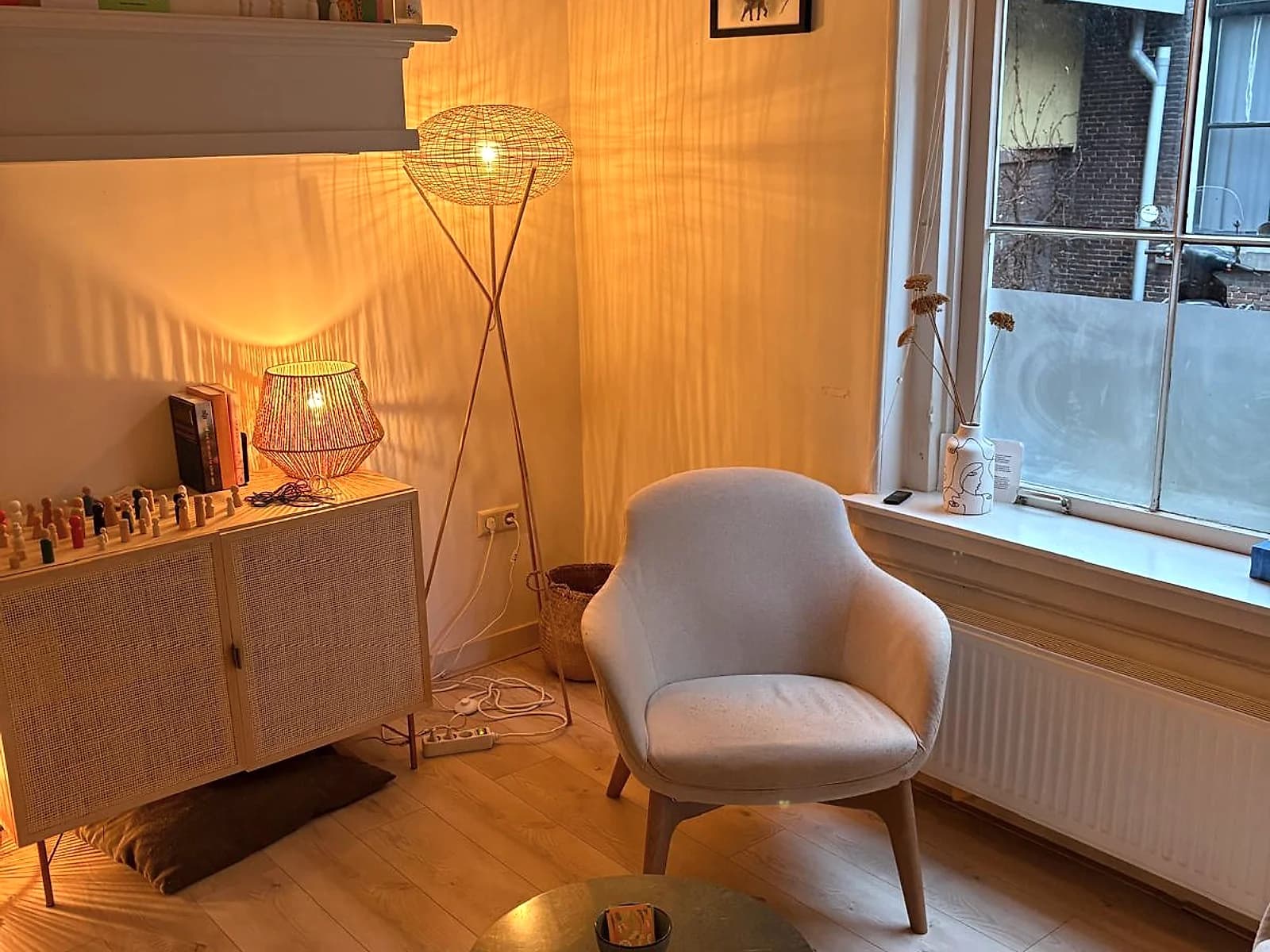 Warme therapiekamer met sfeerverlichting