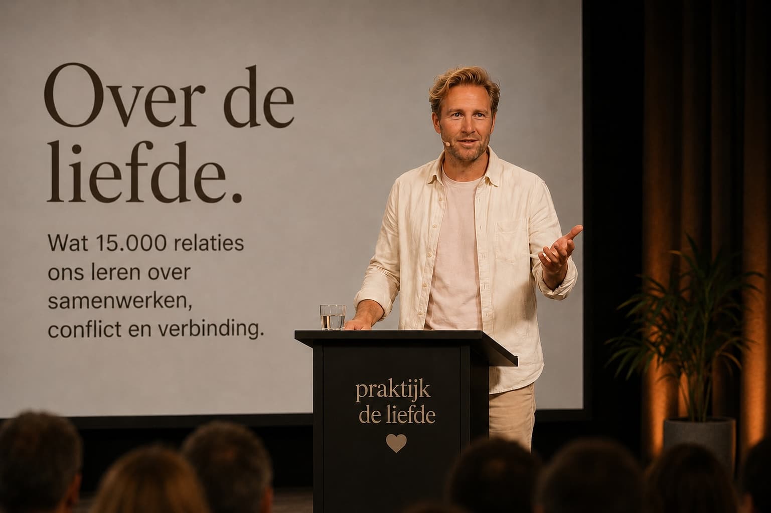 Jochum Damstra, filosoof en directeur van Praktijk de Liefde, tijdens een lezing